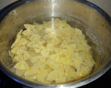 Foto del paso 1 de la receta: Pasta farfalle en salsa blanca con jamón y queso