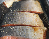 Foto del paso 2 de la receta: Salmón en airfryer con reducción de soja, miel y limón