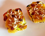 Foto del paso 6 de la receta: Tostas con aguacate, queso, membrillo, pasas y pipas