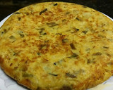 Foto del paso 2 de la receta: Tortilla de patatas, espárragos, calabacín y ajo