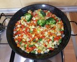 Foto del paso 5 de la receta: Paella de verduras y salmón