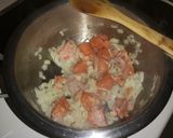 Foto del paso 3 de la receta: Arroz con salmón y marisco