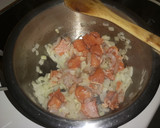 Foto del paso 3 de la receta: Arroz con salmón y marisco