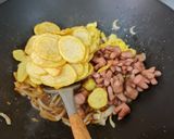 Foto langkah ke 3 dari resep Tumis Sosis Kentang Telur.