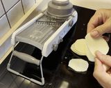 Foto del paso 1 de la receta: Papas, gulas y huevo frito
