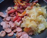 Foto del paso 2 de la receta: Arepa rellena de salchicha, pimentón, cebolla y queso🥯🌭🧀