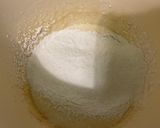 Une image de l'étape 4 de Tarte sans pâte aux amandes et groseilles rouges.
