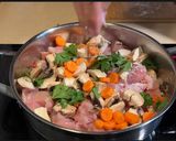 Foto del paso 3 de la receta Pavo estofado con champiñones