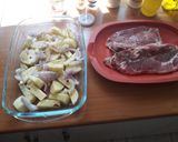 Φωτογραφία βήματος 2 της συνταγής Μπριζόλες στο φούρνο με πατάτες