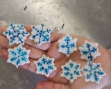 Foto del paso 6 de la receta: Pastel navideño decorado con fondant