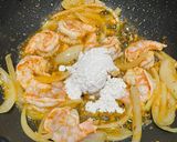 Foto langkah ke 2 dari resep Creamy Garlic Chilli Prawn Pasta.