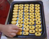 Foto langkah ke 2 dari resep Minions Cookies 💛.
