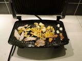 Grillezett Csirkés Sajtburger grillezett belevalókkal és édesburgonya chipssel