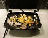 Grillezett Csirkés Sajtburger grillezett belevalókkal és édesburgonya chipssel recept fázis 3 fotója