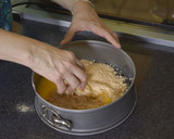 Foto del paso 9 de la receta: Bizcocho de manzana y galleta
