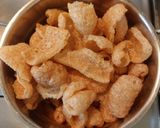 Foto del paso 3 de la receta: Chicharrón con nopalitos en salsa roja