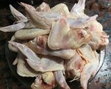 Foto del paso 1 de la receta: Alitas de pollo a la aceituna con guarnición de fideos tallarines