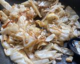 Foto langkah ke 3 dari resep Kwetiau Goreng Sayur Kol.
