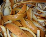 Foto del paso 1 de la receta: Cáscaras de naranjas confitadas