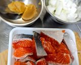 奶油洋蔥鮭魚味增湯的食譜步驟1照片