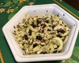 Une image de l'étape 8 de Salade de concombres marinés aux raisins et algues dulce.