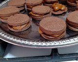 Foto del paso 4 de la receta: Alfajores de chocolate con dulce de leche repostero🍫