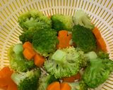 Hình bước làm 1 của món Cơm Chiên Sốt Cà - Bông Cải Xào Tôm BLW