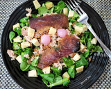 Foto del paso 5 de la receta: Ensalada de canónigos con atún, mojama y queso de tomates secos con aceitunas negras