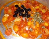 Foto del passaggio 2 della ricetta Calamarata con spada datterino giallo olive capperi e menta