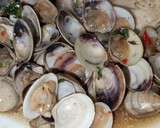 Foto del paso 5 de la receta: Filete de lubina en salsa de chirlas