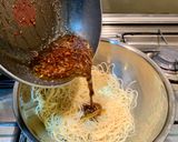 Foto langkah ke 5 dari resep Garlic Noodle with Prawn.