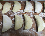 Foto del paso 7 de la receta: Empanada Venezolana de Pollo desmechado 🐔 y Salsa de Ajo 🧄🌿