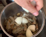 Foto del paso 6 de la receta: Cazuela de merluza y langostinos con su caldo