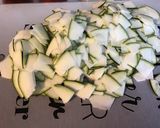 Une image de l'étape 3 de Salade de pâtes marinée aux tomates, concombre, courgette, oignon de roscoff et Lonzo.