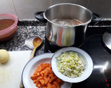 Foto del paso 1 de la receta: Lentejas con costillas adobadas, espinazo y manitas de cerdo