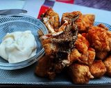 Foto del paso 6 de la receta: Lubina en adobo al pimentón y con su piel crujiente (el torrezno del mar 🌊)