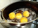 Bomba de papa rellena de queso