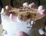 A picture of step 6 of Pinnacolada cake decorated with marshmallows.