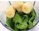 A picture of step 1 of Banana spinach smoothie.