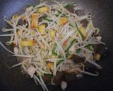 รูปขั้นตอนการทำที่ 3 ของ ผัดถั่วงอกไก่สับ เลือดไก่