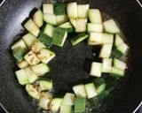 Foto del passaggio 2 della ricetta Mezzi rigatoni con melone, verdure e pancetta croccante 🌷