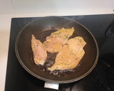 Foto del paso 3 de la receta: Pechugas de pollo a la plancha con saborrrrrrr😂