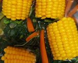 Foto langkah ke 1 dari resep Sayur bening bayam jagung wortel ala mimi Shidqya.