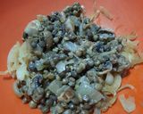 Foto del paso 3 de la receta: Bocaditos de lentejas, hongos y cebolla al horno