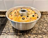 Foto del paso 8 de la receta: Pastel salado con queso y aceitunas