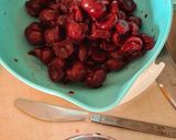 Csokis kekszgolyó meggyel recept fázis 1 fotója