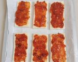 Foto langkah ke 1 dari resep Smoked Beef Pizza Toast.
