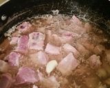 Foto del paso 1 de la receta: Costilla de puerco en salsa de jitomate y tomate con nopales