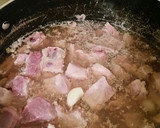 Foto del paso 1 de la receta: Costilla de puerco en salsa de jitomate y tomate con nopales