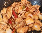 รูปขั้นตอนการทำที่ 3 ของ ไก่ผัดพริกเผา